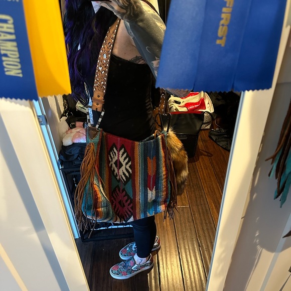 Saddle blanket bag with coon tail and custom leather strap - Picture 7 of 7